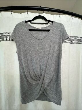 Le Lis Gray Twist-Front Short Sleeve V-Neck Top